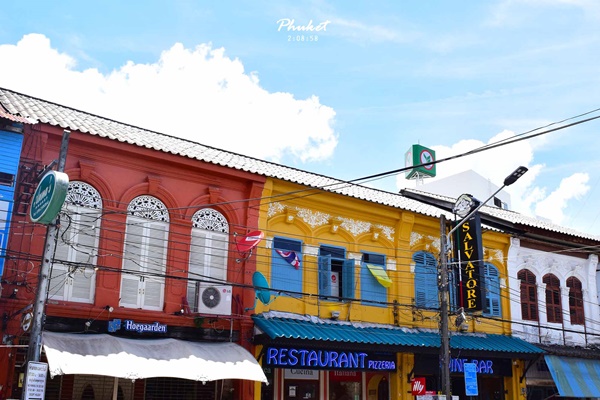 เที่ยวภูเก็ตแบบไม่รีบร้อน แบกเป้นั่งรถไฟไปทะเลหน้าฝน