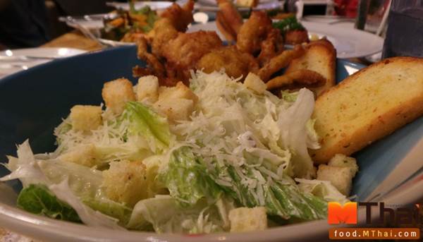 ต้องลอง! ช้างเซิร์ฟบาร์ ร้านชิลล์กลางกรุง โต้คลื่นความอร่อย