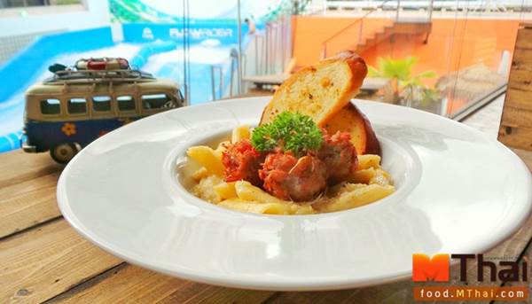ต้องลอง! ช้างเซิร์ฟบาร์ ร้านชิลล์กลางกรุง โต้คลื่นความอร่อย