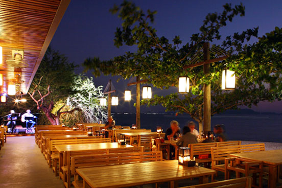 เดอะ วิว บีช บาร์ แอนด์ เรสเตอรองท์ (The view beach bar & restaurant)