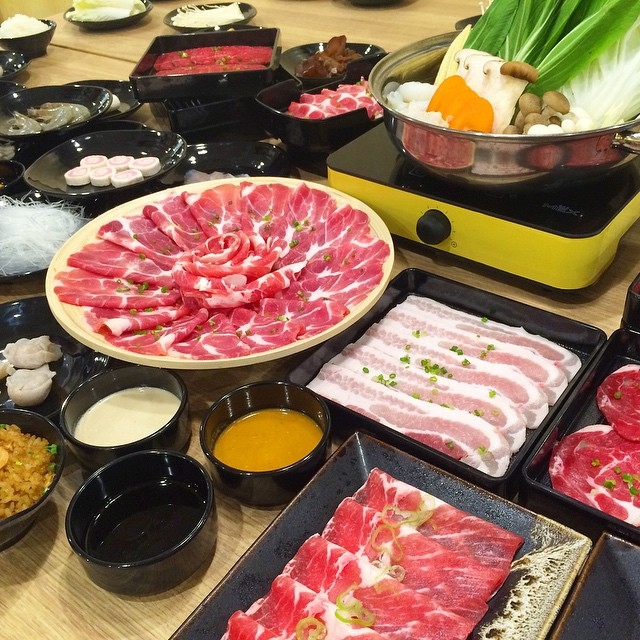Penguin Eat Shabu Buffet